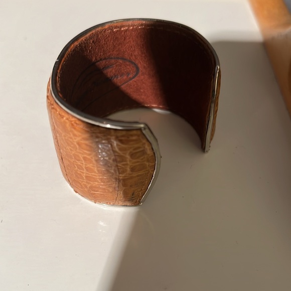 New never worn studded open cuff genuine crocodile - Picture 2 of 5